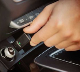 Resim QUADLOCK KABLOSUZ CARPLAY ADAPTORU 
