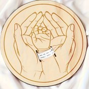 Resim Kişiselleştirilmiş Ahşap Doğum Bileklikleri, Yuvarlak Oymalı Plakalar, Mükemmel Aile Hatıraları ve Tatil Süsleri, Lazer Kesim Hediyeleri Anneler Günü, Babalar Günü, Cadılar Bayramı ve Noel için. 