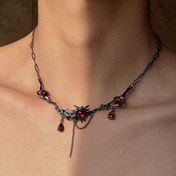 Resim 1 adet Koyu Düzensiz Su Damlası Kırmızı Rhinestones Püskül Hip Hop Kolye Tasarımı Aksesuarı 