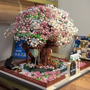 Resim Yeni Pembe Kiraz Çiçeği Ağacı DIY Modeli 2700+ Parça ile - Çekici Mini Ağaç, Pembe Çiçekler ve Yeşil Yapraklar, Ev Dekoru Tutkunları için Mükemmel Tatil veya Doğum Günü Hediyesi, Mini Ağaç Ev 