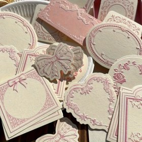 Resim 1 kutu / 30 adet Çiçekli Fiyonk Tasarımlı Kabartmalı İnek Derisi Kağıt Defter, 30 Sayfa - Günlük Tutma ve El İşleri için Mükemmel, Kutulu Not Kağıdı, Sanatsal Kabartma El Kitabı, Kabartmalı Not Kağıdı, Dantel Kenarlı El Kitabı, Yazılabilir Malzeme Kağıdı 