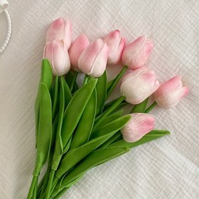 Resim 7 adet Gerçekçi Lale Seti - Yumuşak Pembe Çiçeklerle ve Zarif Beyaz Çiçeklerle Yaşamın Kendisini Yansıtan Yapay Laleler, Ev Dekoru, Yıldönümler, Düğünler ve Sevgililer Günü için Mükemmel (Vazo Dahil Değildir) 