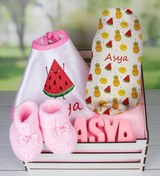 Resim Ejoya Ahşap Sandıkta Kişiye Özel Önlük Battaniye Taş Isimlik Ve Patik Bebek Hediye Seti 109737 