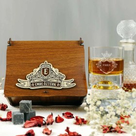 Resim Hediyelerin Efendisi Ahşap Kutulu Kraliyet Desenli İsme Özel Taşlı Viski Kadehi Seti 