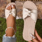 Resim Moda Yeni Kadın Terlikleri, Hafif ve Rahat Büyük EVA Tabanlı, Bir Katlanmış Yüzey ve Süslemeler ile Slip-On Tasarımı, Tatil Plaj Giyiminde Mükemmel. 