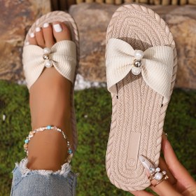 Resim Moda Yeni Kadın Terlikleri, Hafif ve Rahat Büyük EVA Tabanlı, Bir Katlanmış Yüzey ve Süslemeler ile Slip-On Tasarımı, Tatil Plaj Giyiminde Mükemmel. 