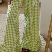 Resim Kadınların şık yeşil ve beyaz gingham geniş paça pantolonu, volanlı hem, elastik bel bandı ve desenli desen - Rahat polyester karışımı, rahat veya şık kıyafetler için 