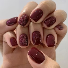 Resim 24 adet Kısa Kare Basit Tırnak, Parlak Şarap Kırmızısı ile Parıltı, Tam Kaplama Sahte Tırnak Uçları, Gradyan Desen, Karışık Renk Sistemi, Kadınlar ve Kızlar için Günlük ve Tatil Giyiminde Şık 