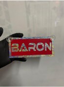 Resim Kırmızı Renk Üzeri Hologram Renk Baron Yazılı Vantuzlu Cam Süsü 