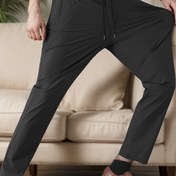 Resim Erkekler için yazlık rahat pantolonlar, yüksek elastikiyetli kumaştan yapılmışlardır. Fermuarlı bel detayı bulunan pantolonlar, yazlık işler, spor ve golf etkinlikleri için uygundur. 