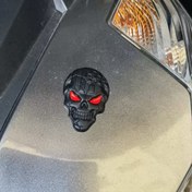 Resim 1 adet/2 adet Kırmızı Gözlü Şeytan Kafatası Metal Rozet, 3D Çok Fonksiyonlu Araba/Motosiklet/Kamyon/Bisiklet/Dizüstü Bilgisayar Dekorasyon Aksesuarı, Evrensel Uyumlu 