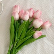 Resim 9 adet Gerçekçi Yapay Tulip Çiçeği Seti - Yaşam Boyutlu Plastik Çiçek Ev Dekoru için Yıldönümü ve Sevgililer Günü, Yeşil Yapraklı Canlı Pembe Tulips, Oturma Odası Gösterimi için Mükemmel (Vazo Dahil Değildir), Sevgililer Günü Süslemesi 