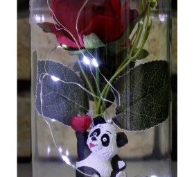 Resim Mobgift Gül Altında Kalp Tutan Panda Tasarımlı Işıklı Fanus (Kırmızı) 