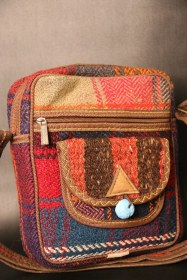 Resim Etnik Tarz Kilim Desenli, Fermuarlı, Üç Cebli, Orta Boy Renkli Omuz Çanta En 20 - Boy 25 Çok Renkli 