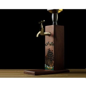Resim Bk Gift Kişiye Özel Kabartma İsimli Tarihli Pirates Ship Tasarımlı Musluklu Ceviz Ahşap Şarap Standı-7, Viski Çeşmesi, Babaya Hediye, İçecek Dispenser 