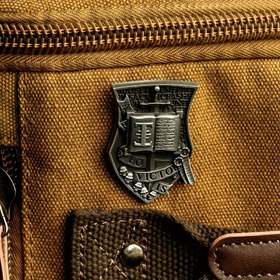 Resim Vintage Knight Brooch "Victorious" Kalkan ve Kılıç Tasarımı ile - Retro Star Warrior Badge Pin Günlük Giyim, Partiler ve Etkinlikler için - Dayanıklı Alaşım Malzeme, Star Warrior Teması, Parti Aksesuarı, İncelikli Detaylandırma 