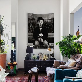 Resim Charlie Chaplin with Flower Duvar Örtüsü - 100 cm x 135 cm 