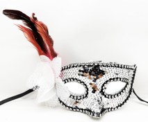Resim Nessiworld Gümüş Renk Yandan Tüylü Güllü Gümüş Taşlı Pullu Maske 20x22 cm 