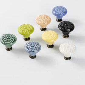 Resim Fabrikadan doğrudan kabartmalı çiçekli seramik kulp. Modern minimalist çocuk dolabı tek delikli mandal, montaj vidaları ile 