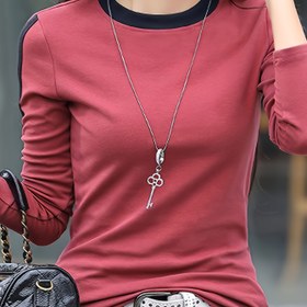 Resim Kadınlar İçin Günlük Yuvarlak Yaka Tişört - Dekoratif Askı ve Anahtarlık Detaylı, Orta Esneklikte Her Mevsim Rahat Üst, Şık Tasarım, Kaliteli Kumaş 