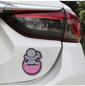 Resim Sones Arabada Bebek Mutlu İçme Sütü Bebek Sevimli Stil Araba Ücretsiz Çıkartma Pembe 