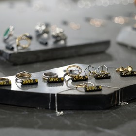 Resim 20 Set Mini Ayarlanabilir Fiyat Etiketi Setleri, Fiyat Üç Boyutlu Sayı İşaretleri, Snap Tasarımı, Kolay Kurulum, Takı, Saatler ve Günlük Ofis Gösterim Fiyat İşaretleri için Kullanılabilir, Gösterim Standları, Küçük Tezgahlar, Takı Perakende Mağazaları, Otomatik Satış Makineleri, Mağaza Dekorasyonları, Altın/Beyaz 