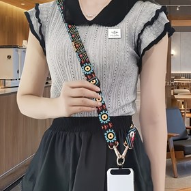 Resim Kadınların geniş omuz askıları ve yüksek kaliteli uzun asma zincirleri için uygun bir mobil zinciri olan ayarlanabilir bir retro totem cep telefonu. Boğucu veya sıcak olmadan boyun etrafında takılabilir. Serbestçe ayarlanabilir. Moda elektronik aksesuarlar cep telefonlarına uygundur 