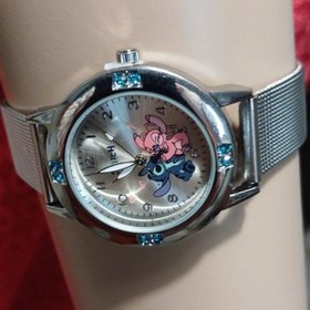 Resim Disney Stitch Kız Saatları, Kadınlar için Quartz Kol Saati, Stich Karikatür Bileklik, Moda Çelik Kayışlı Saat Hediye, Şık ve Eğlenceli Bilezik, Trend Aksesuar, Hafif Saat, Dijital Ekranlı Kol Saati, Disney Hayranları İçin, Moda Tutkunlarına Özel 