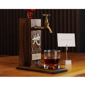 Resim Bk Gift Kişiye Özel Kabartma İsimli Tarihli Earth Tasarımlı Musluklu Ceviz Ahşap Şarap Standı-1, Viski Çeşmesi, Babaya Hediye, İçecek Dispenseri Bitme 