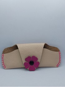 Resim sorte store Hakiki Deri Bej El Yapımı Handmade Fuşya Renkli Çiçekli Gözlük Kılıfı 