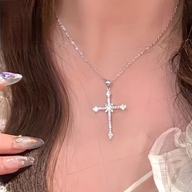 Resim Şık Haç Şeklinde Kolye, Parti veya Randevu Gecesi İçin Mükemmel Takı Hediyesi 