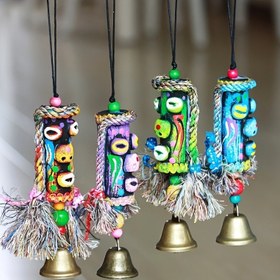Resim Rustik Dokunuşlu, Renkli El Yapımı Yunnan Etnik Rüzgar Çanı ile Vintage Totem ve Tasarım - Ahşap Boncuklar, Püsküller, Ziller Ev & Bar Dekoru için, Dış Mekanlar İçin Rüzgar Çanları, Cadılar Bayramı, Noel, Yeni Yıl Kolye Tatil Süslemesi Babalar Günü Hediyesi 