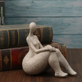 Resim Yapay reçineden yapılmış, kıvrımlı hatlara sahip bir kadını tasvir eden kumtaşı heykelcik. Elektrik gerektirmez. Salon, yatak odası veya giriş dekorasyonu için uygundur. 