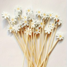 Resim 30 Adet Doğal Bambu Arı ve Çiçek Diş Kürdanları Beyaz Papatya Süslemeli - Kekler, Meyve, Mezeler, İçecekler için Şık Kuğu Tüyü Seçenekleri - Doğum Günleri, Düğünler, Mezuniyetler, Partiler için Mükemmel 