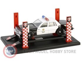 Resim 1:64 Greenlight Lift Auto Body Shop Four Post Lifts Series 6 Standard Oil 