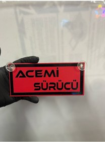 Resim Kırmızı Renk Üzeri Siyah Renk Acemi Sürücü Yazılı Vantuzlu Cam Süsü 