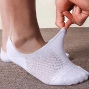 Resim Erkekler ve kadınlar için düşük kesim görünmez tasarımlar içeren üç renkli rahat giyim için yazlık nefes alabilen bot çorapları. 