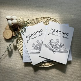 Resim 2025 Okuma Planı Defteri - 68 Sayfa, Kalın Kağıt, Beyaz Arka Plan Üzerinde Zarif Altın Yazılı Harf, Kitap Severler ve Düzenli Okurlar İçin Mükemmel Hediye 