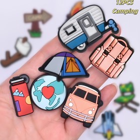 Resim 12 Popüler DIY Ayakkabı Mücevherleri Kamp Temalı, Çeşitli Bileklik, Çantalar ve Aksesuarlar İçin Uygun, Onları Doğum Günü, Noel ve Sevgililer Günü için Mükemmel Hediyeler Yapıyor. 