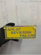 Resim Sarı Renk Üzeri Hologram Renk Anlat Seversin Yalanı Yazılı Vantuzlu Cam Süsü 