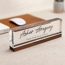 Resim Kişiselleştirilmiş Ahşap Tabanlı Akrilik İsimlik - Özel Kazınmış Başlık ve Ad, Ofis Masası için Uygun, Öğretmenler & Avukatlar İçin - Yüksek Kaliteli Parlak Yüzey & Sağlam Koyu Ahşap Stand - Profesyonel Çalışma Alanı Aksesuarı, Modern Tarz İşaretleme, Zarif Yazı Stili, Net Görünürlük, Şık Tasarım, Kurumsal Çalışanlara Özel, Akrilik Masa Aksesuarları, Masa İsmi Levhası, Şık Görünüm, Dayanıklı Yapım 