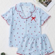 Resim Kadınlar için mavi ekose desenli kısa kollu ve şortlu, kırmızı kiraz kurdele detaylı püskül süslemeli pijama takımı, yazlık parti ev kıyafeti 