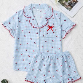Resim Kadınlar için mavi ekose desenli kısa kollu ve şortlu, kırmızı kiraz kurdele detaylı püskül süslemeli pijama takımı, yazlık parti ev kıyafeti 
