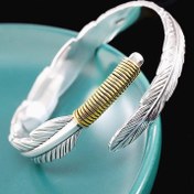 Resim Vintage Tüy Manşet Bilekliği - Altın Tonlu Alaşım ve Kazınmış Tüy Tasarımı ile Ayarlanabilir Açık Bilezik, Erkekler için Dekoratif Takı, Teal Detaylar, Funky Tarz, Parlak Bitiş, Her Gün Giyim için Benzersiz Aksesuar 