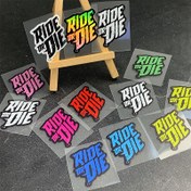 Resim 1 adet "Ride or Die" Canlı Renkli Su Geçirmez UV Dirençli Sticker - Dayanıklı PET Malzeme, Çizilmez Kaplama Etiket, Yol Bisikletleri ve Motosikletler için Uygun, Dış Mekanda Sürüş Tutkunları İçin Mükemmel Motosiklet Kaskı Bisiklet Stickerları 