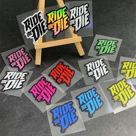 Resim 1 adet "Ride or Die" Canlı Renkli Su Geçirmez UV Dirençli Sticker - Dayanıklı PET Malzeme, Çizilmez Kaplama Etiket, Yol Bisikletleri ve Motosikletler için Uygun, Dış Mekanda Sürüş Tutkunları İçin Mükemmel Motosiklet Kaskı Bisiklet Stickerları 