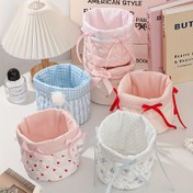 Resim Şık ve sevimli kapitone makyaj saklama tüpü, masaüstü organizatör, taşınabilir tuvalet çantası, seyahatler için vazgeçilmez. Kadınlar, kızlar ve öğrenciler için mükemmel hediye, doğum günü veya tatil hediyesi olarak ideal makyaj kutusu 