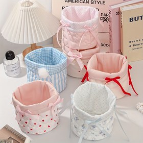 Resim Şık ve sevimli kapitone makyaj saklama tüpü, masaüstü organizatör, taşınabilir tuvalet çantası, seyahatler için vazgeçilmez. Kadınlar, kızlar ve öğrenciler için mükemmel hediye, doğum günü veya tatil hediyesi olarak ideal makyaj kutusu 