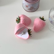 Resim 1 adet Sevimli Sahte Çilek Yüzük Kutusu, Peluş Mücevher Kutusu, Kadife İç, Mıknatıslı Kapatma, Masaüstü Sergileme, Dekoratif Sanat Stili, Plastik Malzeme, Oval Şekilli, Küçük Heykel Özelliği, Yüzükler ve Sevgililer Günü Hediyesi için İdeal 