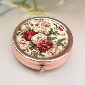 Resim Elegant Rose Golden Pill Box, Çiçek Desenli - 3 Bölme, Kompakt ve Dayanıklı Plastik/Metal Yapı, Gıda Güvenli, Takviyeler ve İlaçlar İçin, Seyahat veya Günlük Kullanım İçin Mükemmel Hediye, Kapsül Düzenleyici, Takviye Depolama, Dekoratif Kapsül Kutusu, Dayanıklı Plastik Kılıf 